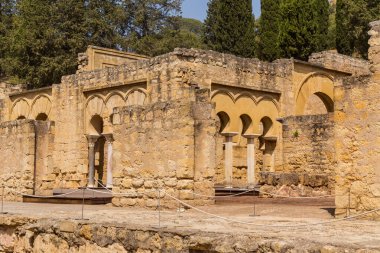 Medine Azahara Sarayı, 936 yılında Abderraman III tarafından kuruldu. Cordoba, Endülüs, İspanya 'ya yaklaşık 8 km uzaklıkta.