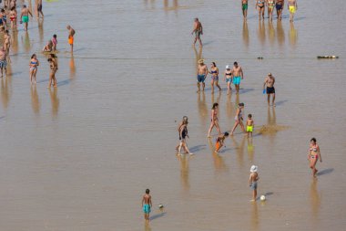 Albufeira 'daki ünlü Olhos de Agua plajındaki insanlar. Bu plaj Algarve 'nin ünlü turistik bölgesinin bir parçasıdır..