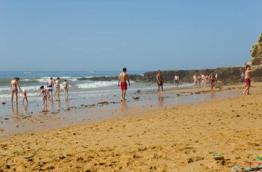 Albufeira 'daki ünlü Olhos de Agua plajındaki insanlar. Bu plaj Algarve 'nin ünlü turistik bölgesinin bir parçasıdır..