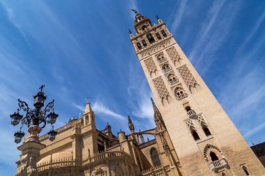 Seville Katedrali Sevilla, Endülüs, İspanya 'nın turistik yerlerinden biridir. Roma Katolik Kilisesi ve en büyük Gotik kilise olan Saint Mary Katedrali UNESCO Miras Bölgesi 'dir..