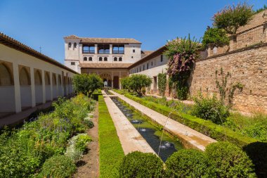 Granada, İspanya: Ünlü çeşmesi ve bahçesiyle The Generalife avlusunun genel manzarası. Alhambra de Granada kompleksi