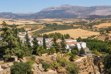 El Tajo Vadisi üzerindeki eski Ronda kasabasının manzarası. Ronda, İspanya
