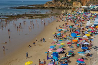 Albufeira 'daki ünlü Olhos de Agua plajındaki insanlar. Bu plaj Algarve 'nin ünlü turistik bölgesinin bir parçasıdır..