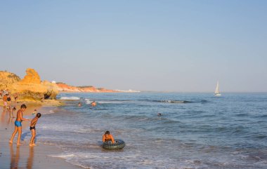 Albufeira 'daki ünlü Olhos de Agua plajındaki insanlar. Bu plaj Algarve 'nin ünlü turistik bölgesinin bir parçasıdır..
