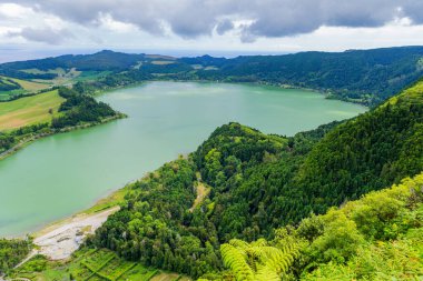 Sao Miguel Adası, Azores, Portekiz 'deki Furnas Gölü (Lagoa das Furnas) manzarası Pico do Ferro manzaralı.