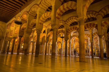 CORDOBA, SPAIN - Mezquita (Cami) Dua Salonu 'ndaki kemerler, Cordoba, İspanya