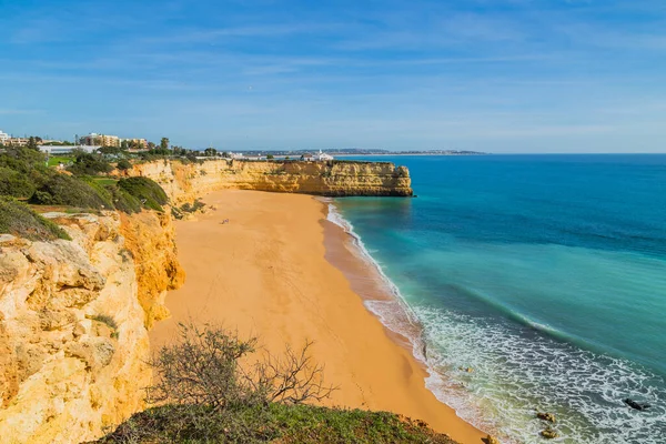 Algarve, Lagoa, Portekiz 'in sahil kayalıkları