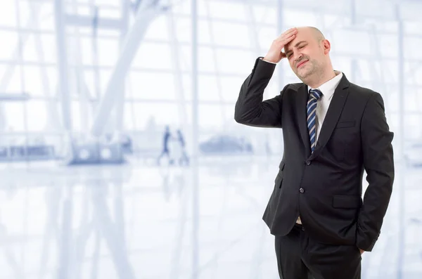 Zakenman Een Pak Gebaren Met Hoofdpijn Kantoor — Stockfoto