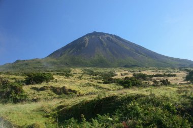 Pico adasındaki Pico Dağı, Azores. 