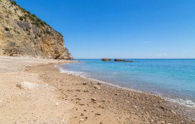 Portekiz, Sesimbra 'daki Arrabida Doğal Parkı' ndaki cennet plajı.
