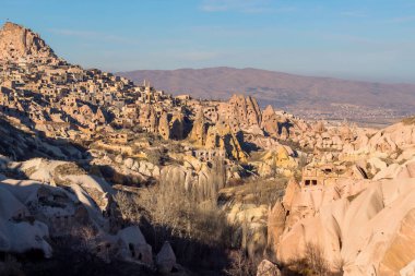Gece Zelve 'de inanılmaz kayalar var. Kapadokya Dünya Piramitleri. Gorme. Türkiye.