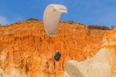 Albufeira; Portekiz: Bir paraglider pilot Albufeira; Portekiz.