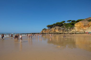 Albufeira 'daki ünlü Olhos de Agua plajındaki insanlar. Bu plaj Algarve 'nin ünlü turistik bölgesinin bir parçasıdır..