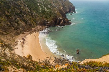 Portekiz 'de Cabo da Roca' da (Cape Roca) Atlantik Okyanusu kıyısındaki uçurumlar. Avrupa kıtasının en batı noktası