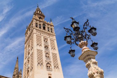Seville Katedrali Sevilla, Endülüs, İspanya 'nın turistik yerlerinden biridir. Roma Katolik Kilisesi ve en büyük Gotik kilise olan Saint Mary Katedrali UNESCO Miras Bölgesi 'dir..