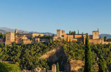 Granada, İspanya 'daki Alhambra Sarayı manzarası, arkasında Sierra Nevada dağları var.