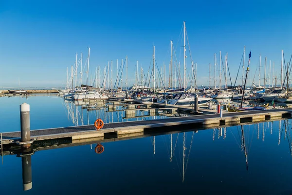 Lisbona Portogallo Sacco Yacht Attraccano Porto Turistico Vicino Belem Monument — Foto Stock