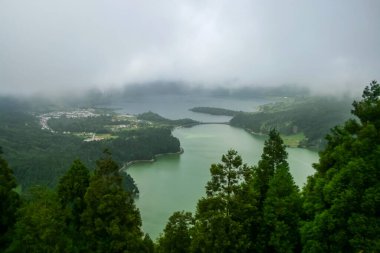 Portekiz 'in Azores adasındaki Sao Miguel adasında volkanik bir krater gölü olan Sete Cidades Gölü manzarası.