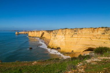 Algarve, Lagoa, Portekiz 'in sahil kayalıkları