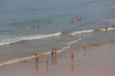 Albufeira 'daki ünlü Olhos de Agua plajındaki insanlar. Bu plaj Algarve 'nin ünlü turistik bölgesinin bir parçasıdır..