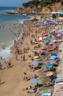 Albufeira 'daki ünlü Olhos de Agua plajındaki insanlar. Bu plaj Algarve 'nin ünlü turistik bölgesinin bir parçasıdır..