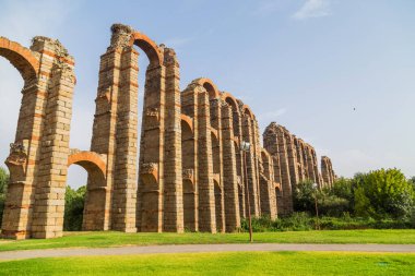 Acueducto de los Milagros, Merida, Extremadura 'daki Mucizevi Aqueduct, İspanya' nın başkenti Merida 'da bulunan Emerita Augusta' ya su sağlamak için inşa edilmiş bir Roma su kemeri..