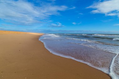 Albufeira 'da boş bir plaj. Bu plaj Algarve 'nin ünlü turistik bölgesinin bir parçasıdır..