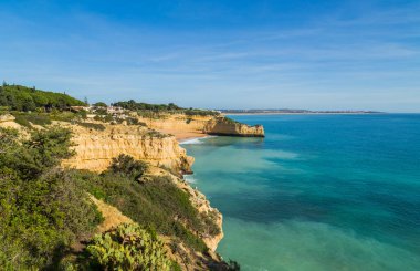 Algarve, Lagoa, Portekiz 'in sahil kayalıkları