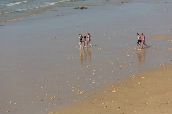 Albufeira Portugal Mensen Aan Het Beroemde Strand Van Olhos Agua — Stockfoto