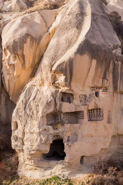Cuevas Edificios Capadocia Turquía Picos Piedra Con Puertas Ventanas Vivienda —  Fotos de Stock