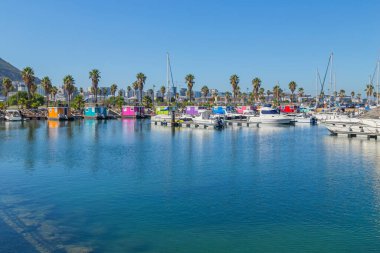 LA LINEA DE LA CEPTION, İSPA: Alcaidesa Marina, Endülüs, İspanya 'da yüzen evler