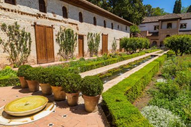 Granada, İspanya: Ünlü çeşmesi ve bahçesiyle The Generalife avlusunun genel manzarası. Alhambra de Granada kompleksi
