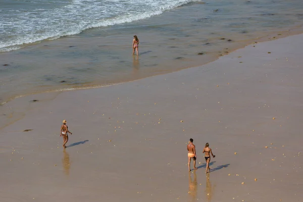 Albufeira ポルトガル アルブフェイラのオルホス アグアの有名なビーチの人々 このビーチはアルガルヴェの有名な観光地の一部です — ストック写真