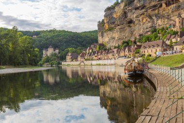 La Roque-Gageac, Dordogne, Fransa La Roque-Gageac 'taki Dordogne nehrinde kano gezisi. Fransa
