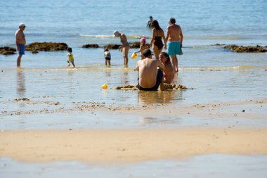 Albufeira 'daki ünlü Olhos de Agua plajındaki insanlar. Bu plaj Algarve 'nin ünlü turistik bölgesinin bir parçasıdır..