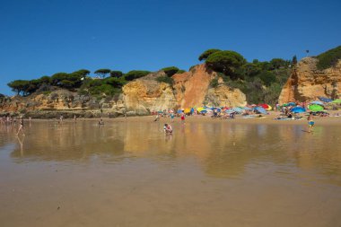 Albufeira 'daki ünlü Olhos de Agua plajındaki insanlar. Bu plaj Algarve 'nin ünlü turistik bölgesinin bir parçasıdır..