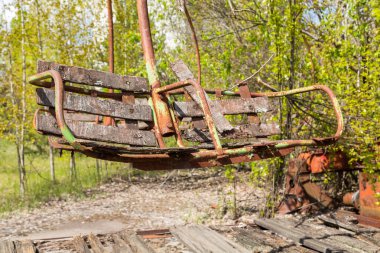 Eski paslı metal radyoaktif çocukların elektrikli tekerlekleri terk edilmiş, Pripyat şehrindeki kültür ve eğlence parkı, Çernobil faciası, Ukrayna.