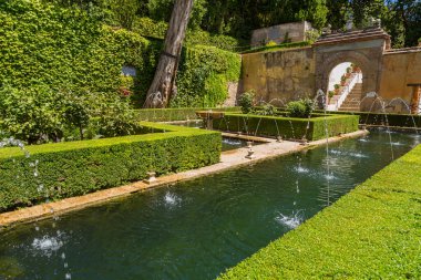 Granada, İspanya: Ünlü çeşmesi ve bahçesiyle The Generalife avlusunun genel manzarası. Alhambra de Granada kompleksi