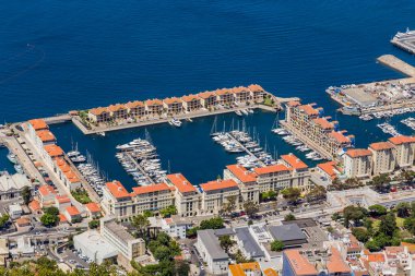 Cebelitarık kasabası ve limanı kayanın yukarısından izlendi. Cebelitarık, İspanya 'nın güneyinde bulunan bir İngiliz denizaşırı bölgesidir..