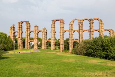 Acueducto de los Milagros, Merida, Extremadura 'daki Mucizevi Aqueduct, İspanya' nın başkenti Merida 'da bulunan Emerita Augusta' ya su sağlamak için inşa edilmiş bir Roma su kemeri..