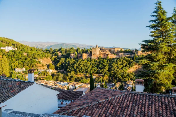 Pohled Palác Alhambra Granadě Španělsko Pohořím Sierra Nevada Zadní Straně — Stock fotografie