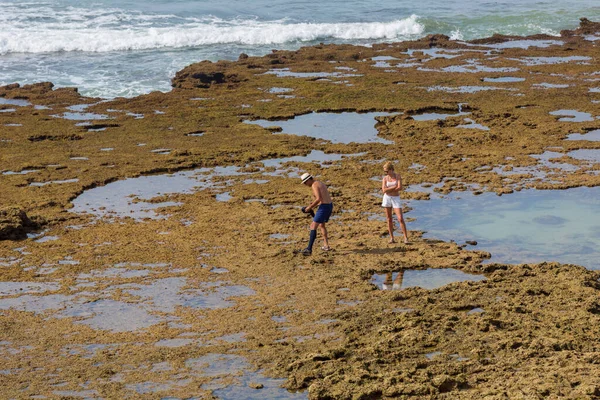 Albufeira Portugalia Ludzie Słynnej Plaży Olhos Agua Albufeira Znajduje Się — Zdjęcie stockowe