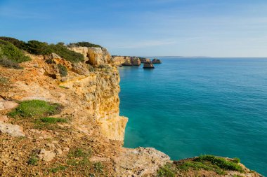 Algarve, Lagoa, Portekiz 'in sahil kayalıkları