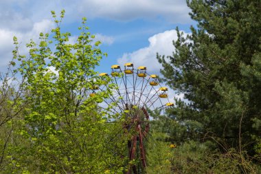 Eski paslı metal radyoaktif elektrikli tekerlek, Pripyat şehrindeki kültür ve eğlence parkı, Çernobil faciası, Ukrayna.