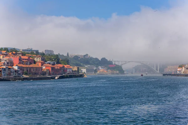 Słynne Domy Ribeira Nad Brzegiem Rzeki Douro Pobliżu Mostu Arrabida — Zdjęcie stockowe