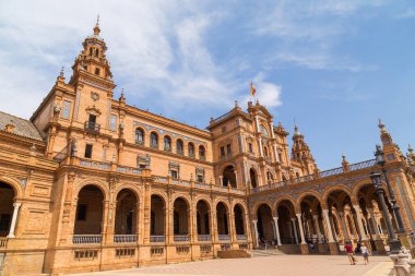Sevilla, İspanya - Seville 'deki İspanya Meydanı Plaza de Espana, kuleler ve binanın ana girişi. Mağribi ve Rönesans canlandırması örneği.
