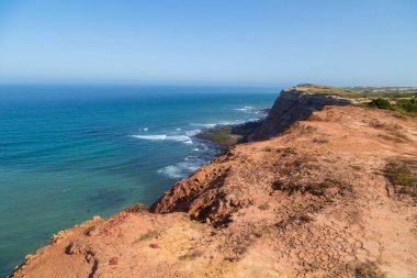 Portekiz 'de Cabo da Roca' da (Cape Roca) Atlantik Okyanusu kıyısındaki uçurumlar. Avrupa kıtasının en batı noktası
