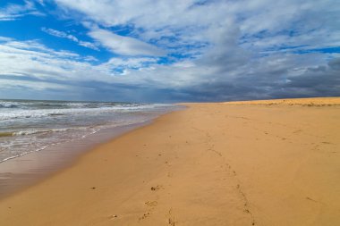 Albufeira 'da boş bir plaj. Bu plaj Algarve 'nin ünlü turistik bölgesinin bir parçasıdır..