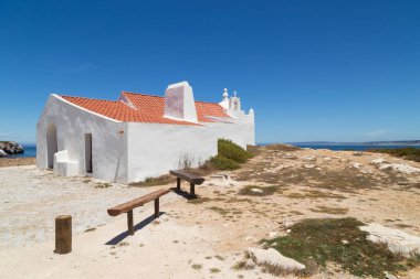 Baleal, Peniche - Plaja yakın Orange Tiled Roof 'lu Beyaz Kilise. Portekiz