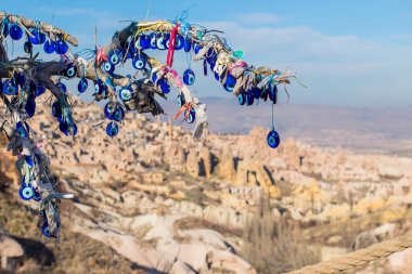 Türkiye 'nin Kapadokya kentindeki dağ arkaplanındaki nazar boncuğunun görüntüsü